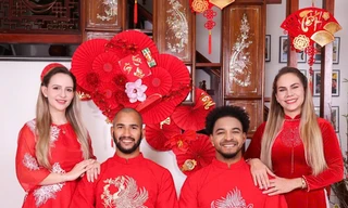 Nguyễn Xuân Son tươi cười bên gia đình trong trang phục áo dài truyền thống (ảnh FBNV)