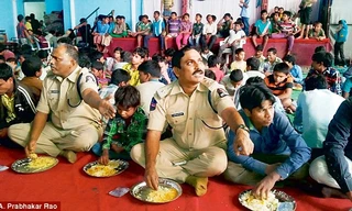 Cảnh sát tổ chức bữa ăn cho các em được giải cứu.