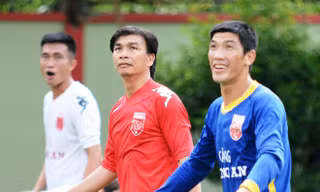 Ông Phan Văn Giàu (giữa) và thủ thành Minh Nhựt (phải).