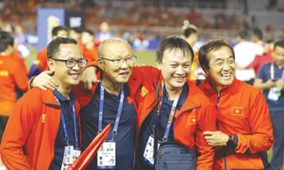 Ông Đoàn Anh Tuấn (thứ 2 từ phải sang), ăn mừng chiến thắng cùng HLV Park Hang-seo và các trợ lý (ảnh VFF)