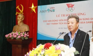 Chuyên gia Park Chung-gun động viên các VĐV bắn súng Việt Nam tiếp tục tinh thần chiến đấu để giành thành tích tốt hơn. (ảnh N.Huy)