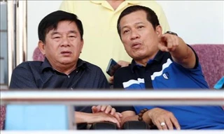 Phó ban Trọng tài VFF Dương Văn Hiền tự phân công mình làm giám sát trận đấu, bất chấp việc bị VPF từ chối.