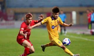 Thể Công Viettel (áo đỏ) thắng SLNA nhờ quả phạt 11m của Pedro.