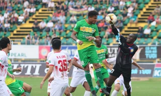 Cần Thơ (áo xanh) rớt hạng V-League sau trân hoà 1-1 với Nam Định.