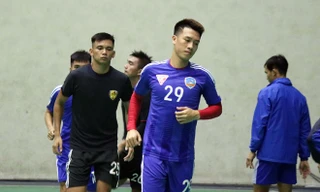 Cầu thủ Quảng Nam phải tập trong nhà vì mưa bão.