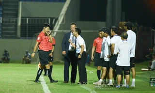 Chỉ một tình huống không rõ ràng của trọng tài có thể khiến V-League thêm "drama" ồn ào (ảnh Viết Niệm)