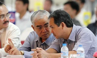 Bầu Đức (phải) phản đối quyết liệt tiêu chí "có bằng cử nhân" đối với các vị trí lãnh đạo VFF.