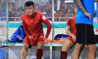 Anh Hùng (Hải Phòng) rớm nước mắt sau pha bóng của Sầm Ngọc Đức.