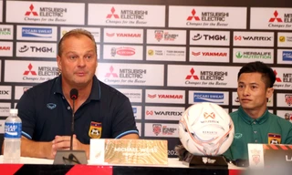 HLV Michael Weiss và đội trưởng Soukaphone Vongchiengkham ở cuộc họp báo sáng 20/12. (ảnh Tiểu Phùng)