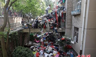 Sốc với 'núi' rác khổng lồ bịt kín lối vào nhà