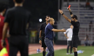 HLV Park Hang Seo bị truất quyền chỉ đạo vì phản ứng trọng tài ở trận chung kết SEA Games 30. (ảnh Hữu Phạm)