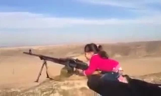 Bé gái 7 tuổi tập xả súng tiêu diệt IS gây sốc