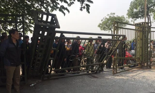 Cổng trụ sở VFF bị đạp tung sáng 3/12.