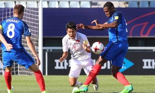 U20 Việt Nam (áo trắng) sẽ phải nỗ lực trước Honduras để giành chiến thắng.