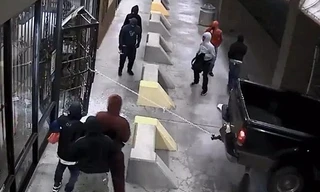 Theo Daily Mail, vụ việc xảy ra lúc 4h30 ngày 2/3 (giờ địa phương) tại cửa hàng bán vũ khí Carter's Country ở Houston, bang Texas (Mỹ). 