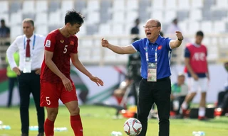 Đoàn Văn Hậu đá thay Duy Mạnh vị trí trung vệ. Ảnh: Người lao động