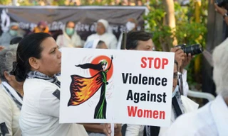 Người dân biểu tình sau vụ nữ tu sĩ bị cưỡng hiếp tập thể.