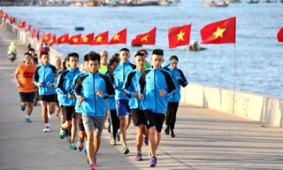 Nhà báo Nguyễn Lưu bên cạnh kỷ lục gia Bùi Lương. 