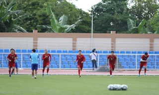 U22 Việt Nam tập làm quen sân Binan chiều 24/11. (ảnh Linh Hoàng)