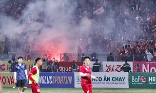 Bất chấp cam kết của Chủ tịch đội bóng Văn Trần Hoàn, CĐV Hải Phòng vẫn đốt pháo sáng trên sân Hàng Đẫy. (ảnh Văn Thoả)