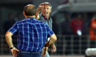 HLV Park Hang Seo và đồng nghiệp Myanmar, Antoine Hey va chạm trên sân bóng. 