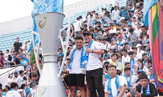 CĐV Nam Định trọn niềm vui trong ngày đội nhà đăng quang chức vô địch V-League (ảnh Văn Thoả)