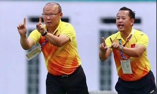 Trợ lý Lê Huy Khoa (phải) tiết lộ nhiều thông tin nội bộ của đội tuyển Olympic Việt Nam.