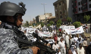 Binh sĩ Iraq trấn giữ các điểm kiểm soát ở Baghdad