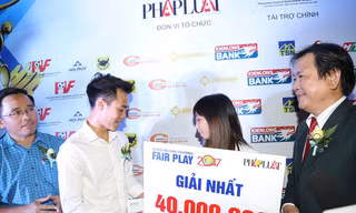 Tiền đạo Văn Toàn tặng toàn bộ số tiền thưởng 40 triệu đồng cho đồng nghiệp nữ giúp mẹ chữa bệnh hiểm nghèo.