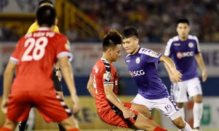 Ngoại binh đang giúp CLB Hà Nội chiến thắng ở mùa giải năm nay. Trong ảnh, tiền đạo Oseni ghi bàn cho CLB Hà Nội ở trận hoà 2-2 Bình Dương. Ảnh: Zing