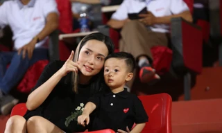 Huyền Mi cho con theo học Học viện AC Milan, đội bóng yêu thích của chồng là tiền đạo Nguyễn Văn Quyết. 