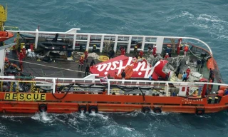 Phần đuôi máy bay Air Asia được trục vớt hôm 10/1