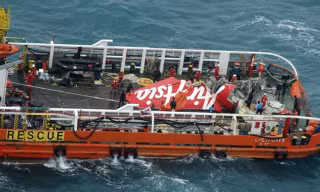 Phần đuôi máy bay Air Asia được trục vớt hôm 10/1