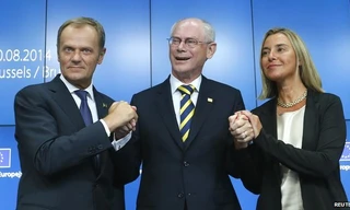 Ông Donald Tusk (trái) và bà Federica Mogherini (phải) với cựu Chủ tịch EC Van Rompuy