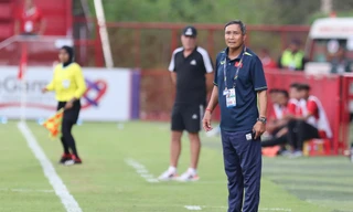 HLV Mai Đức Chung cho rằng đội tuyển nữ Việt Nam phòng ngự bóng bổng chưa tốt (ảnh Hữu Phạm)