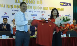 Phó chủ tịch phụ trách chuyên môn VFF Trần Quốc Tuấn và Giám đốc đối ngoại VPMilk Nguyễn Thu Ngọc tại lễ công bố nhà tài trợ cho các ĐTQG.