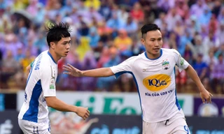 Công Phượng (trái) không thể giúp HAGL giành điểm trên sân Vinh của SLNA đang có phong độ cao.