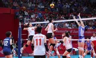 Bóng chuyền nữ Việt Nam chạm tay vào bán kết Asiad 19 với chiến thắng 3-1 trước Triều Tiên (ảnh Nhật Nhật) 