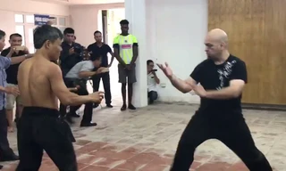 Võ sư Đoàn Bảo Châu và Flores.