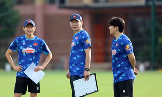 HLV Kim Sang-sik sẽ thêm màn thử lửa với U22 Việt Nam (ảnh Tùng Hoàng)