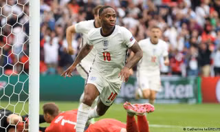 Sterling khiến hàng thủ Đức vất vả với kỹ thuật và khả năng đi bóng tốc độ cao. 