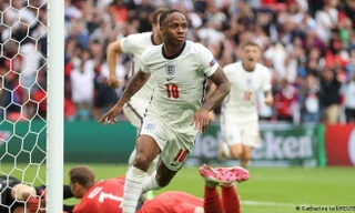 Sterling khiến hàng thủ Đức vất vả với kỹ thuật và khả năng đi bóng tốc độ cao. 