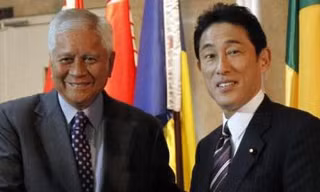 Bộ trưởng Ngoại giao Phillippines Albert del Rosario (bên trái)và Bộ trưởng Ngoại giao Nhật Bản Fumio Kishida