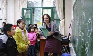 Một tiết học tiếng Anh do giáo viên nước ngoài dạy ở trường Tiểu học Tây Sơn, Hà Nội