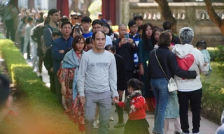 Hàng nghìn người đổ về Văn Miếu - Quốc Tử Giám Mùng 3 Tết