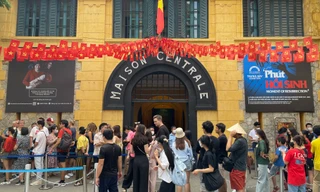 Di tích nhà tù Hỏa Lò đông nghẹt, gấp 4 lần ngày thường