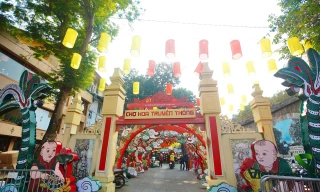 Phố bích họa Phùng Hưng khác lạ dịp Tết