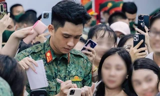 Thấy gì từ tình trạng hàng nghìn người đổ xô ra ga tàu, vây quanh nam thần quân đội?