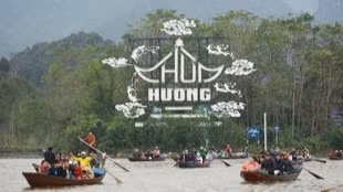 Mùng 2 Tết: Chùa Hương đón hơn 2 vạn khách