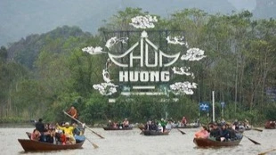 Mùng 2 Tết: Chùa Hương đón hơn 2 vạn khách